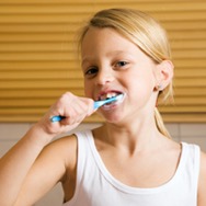 Mädchen putzt sich die Zähne